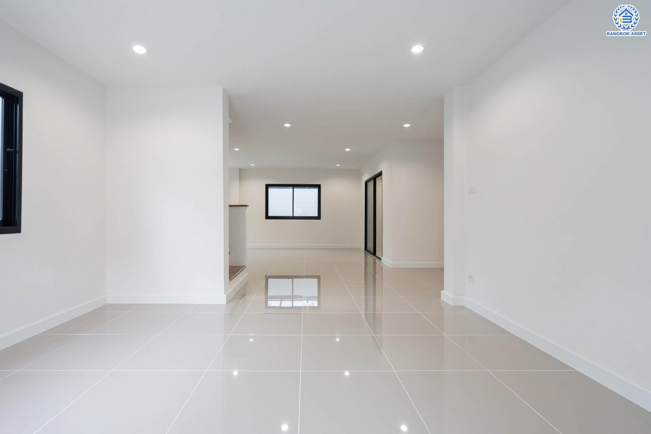 บ้านมือสองตกแต่งใหม่ ม.สัณห์ติสุข สรงประภา บ้านแฝดหลังมุม เนื้อที่ถึง 51.8 ตร.ว. ฟังก์ชัน 3 ห้องนอน 2 ห้องน้ำ 1 ห้องอเนกประสงค์ จอดรถได้ 2 คัน บนทำเลศักยภาพ เชื่อมต่อหลายเส้นทาง ใกล้ทางด่วน "ศรีรัช" และโรบินสัน ศรีสมาน